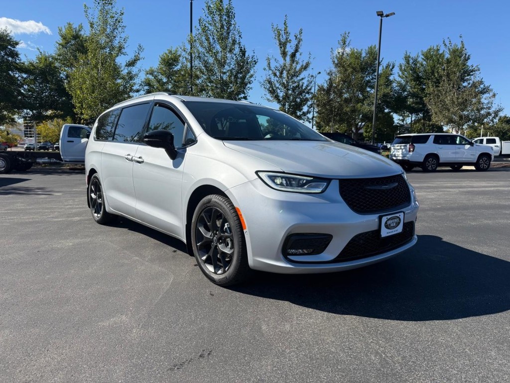 Chrysler Pacifica Vehicle Full-screen Gallery Image 02