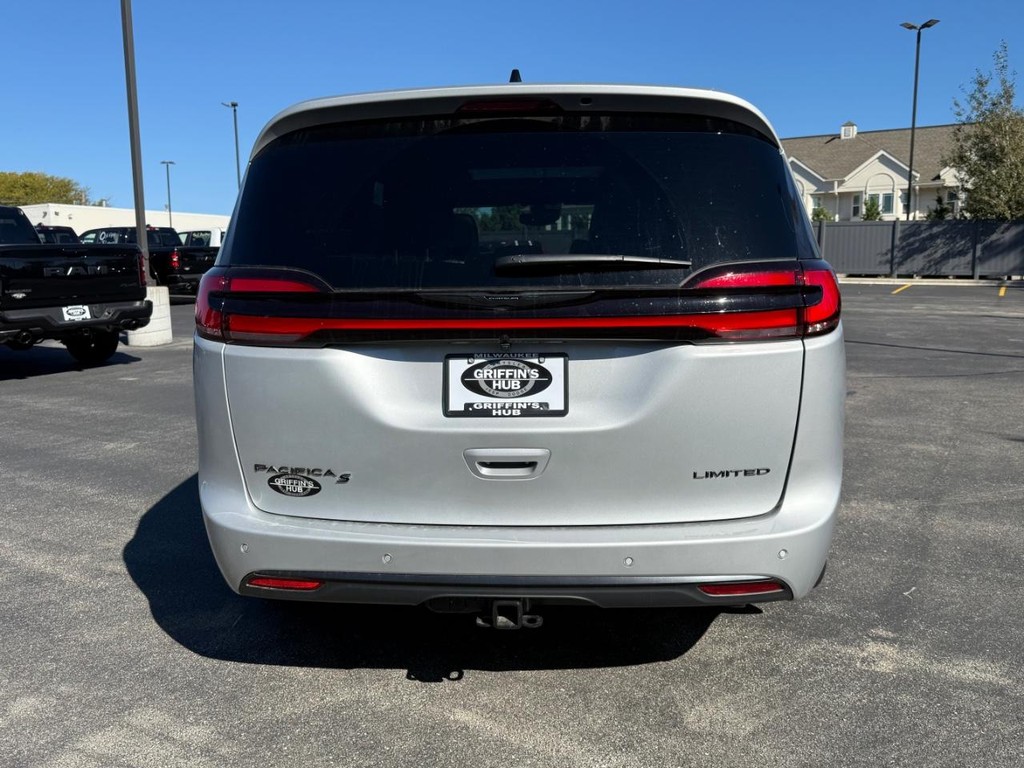 Chrysler Pacifica Vehicle Full-screen Gallery Image 05