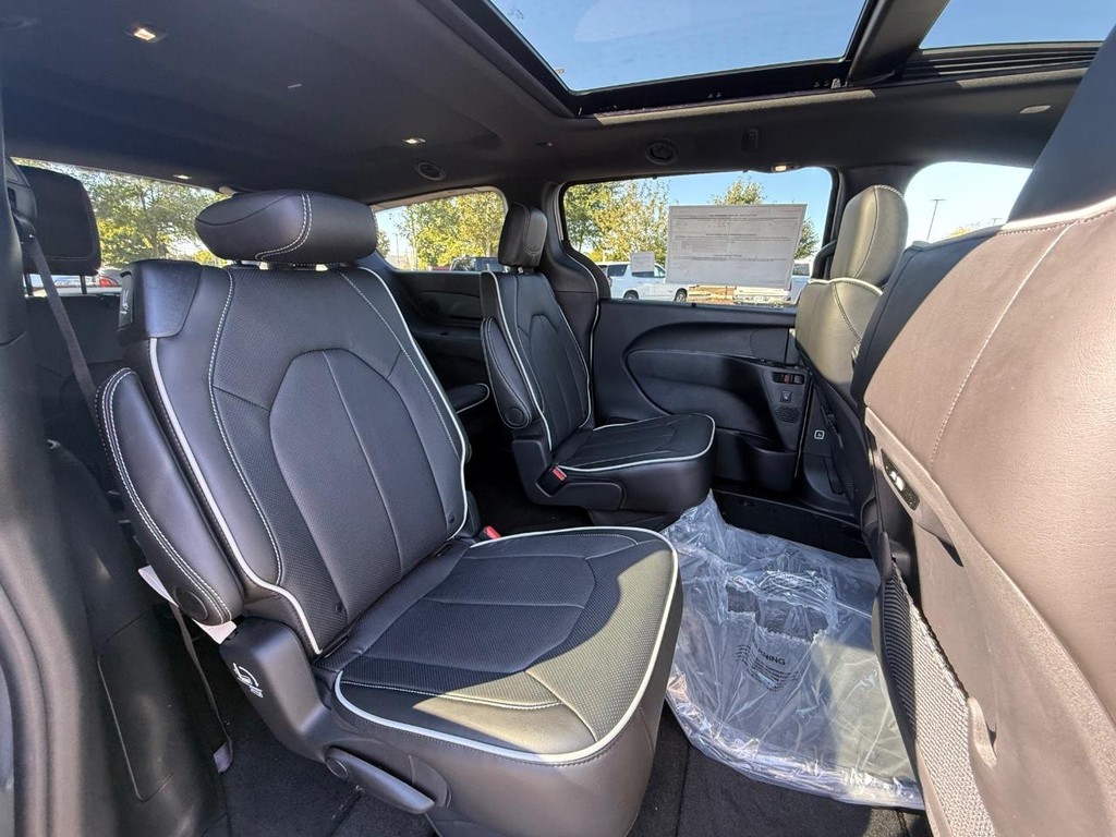 Chrysler Pacifica Vehicle Full-screen Gallery Image 07