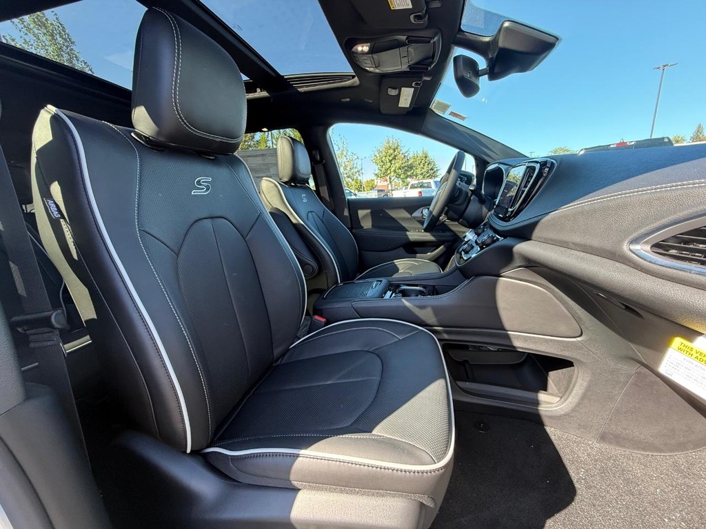 Chrysler Pacifica Vehicle Full-screen Gallery Image 08