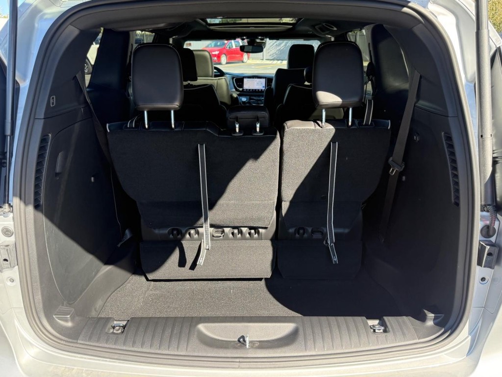 Chrysler Pacifica Vehicle Full-screen Gallery Image 09