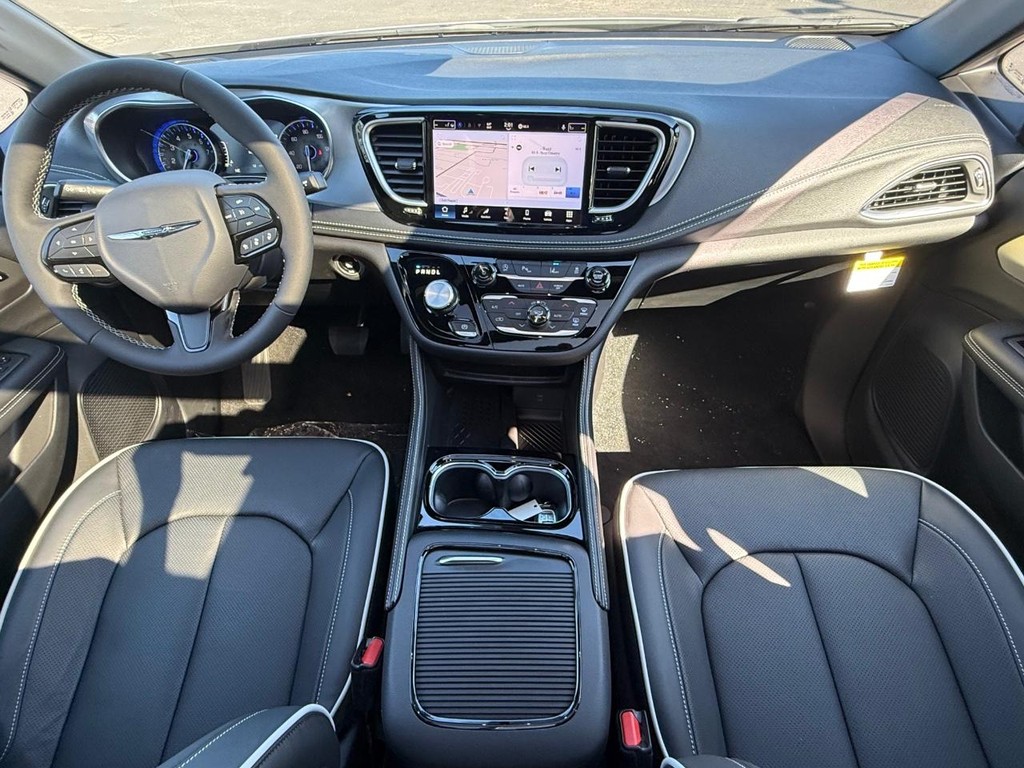 Chrysler Pacifica Vehicle Full-screen Gallery Image 10