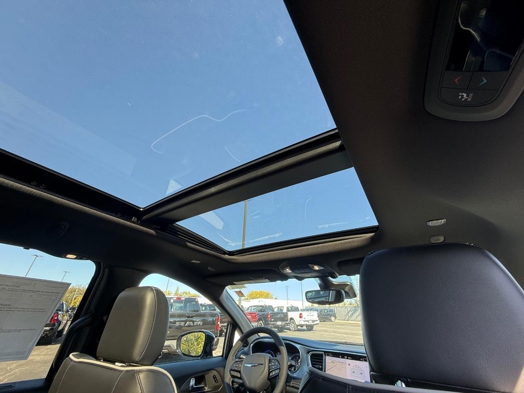 Chrysler Pacifica Vehicle Full-screen Gallery Image 11