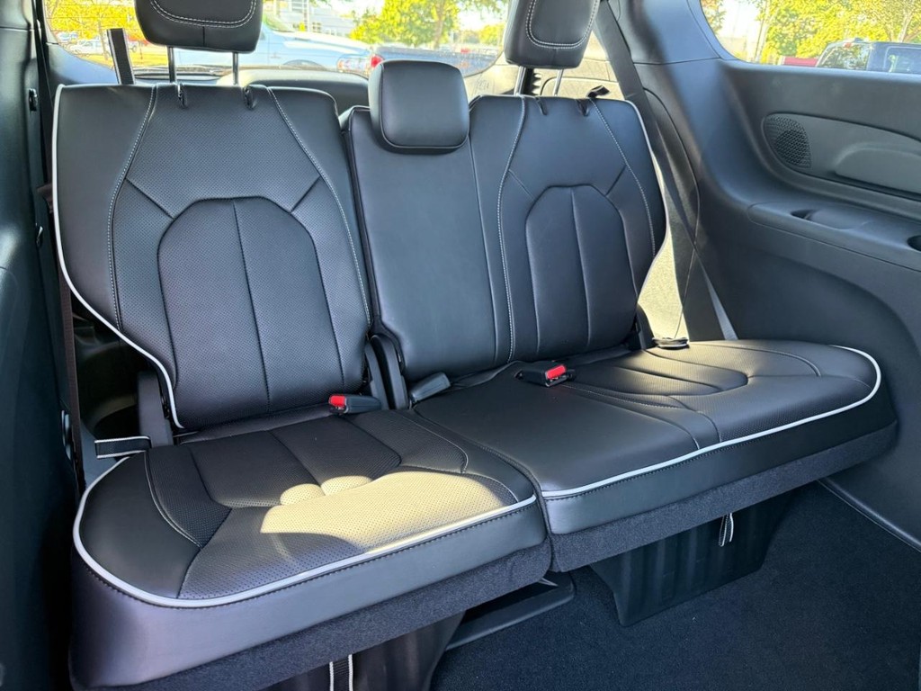 Chrysler Pacifica Vehicle Full-screen Gallery Image 12