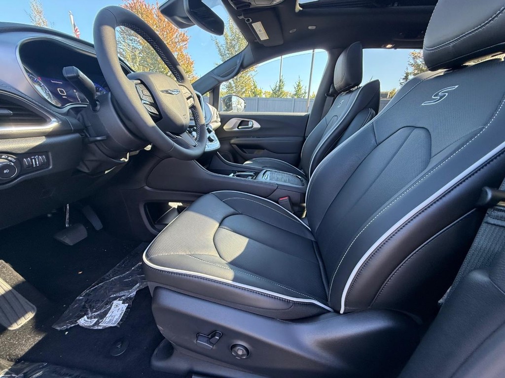 Chrysler Pacifica Vehicle Full-screen Gallery Image 13