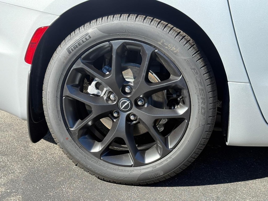 Chrysler Pacifica Vehicle Full-screen Gallery Image 14