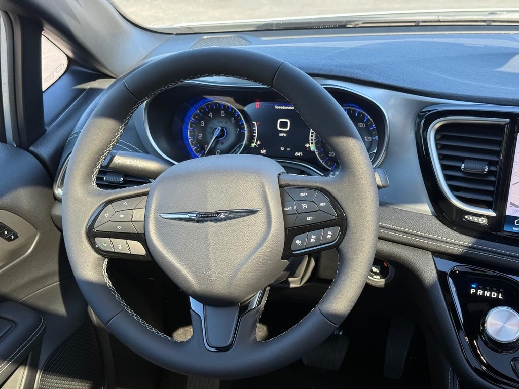 Chrysler Pacifica Vehicle Full-screen Gallery Image 15