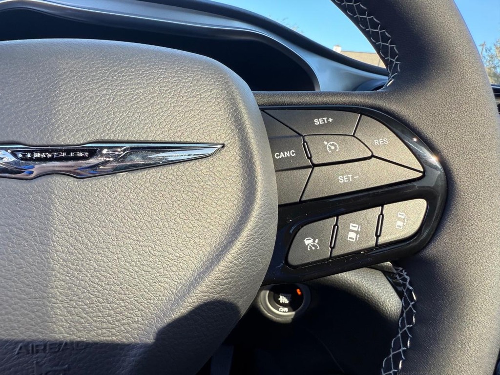 Chrysler Pacifica Vehicle Full-screen Gallery Image 16