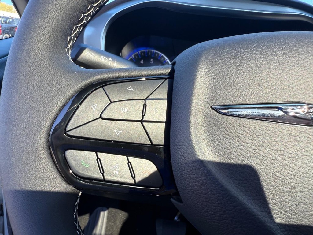 Chrysler Pacifica Vehicle Full-screen Gallery Image 17