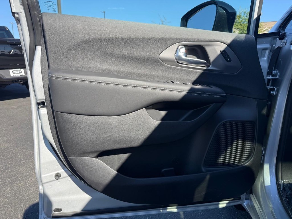 Chrysler Pacifica Vehicle Full-screen Gallery Image 18