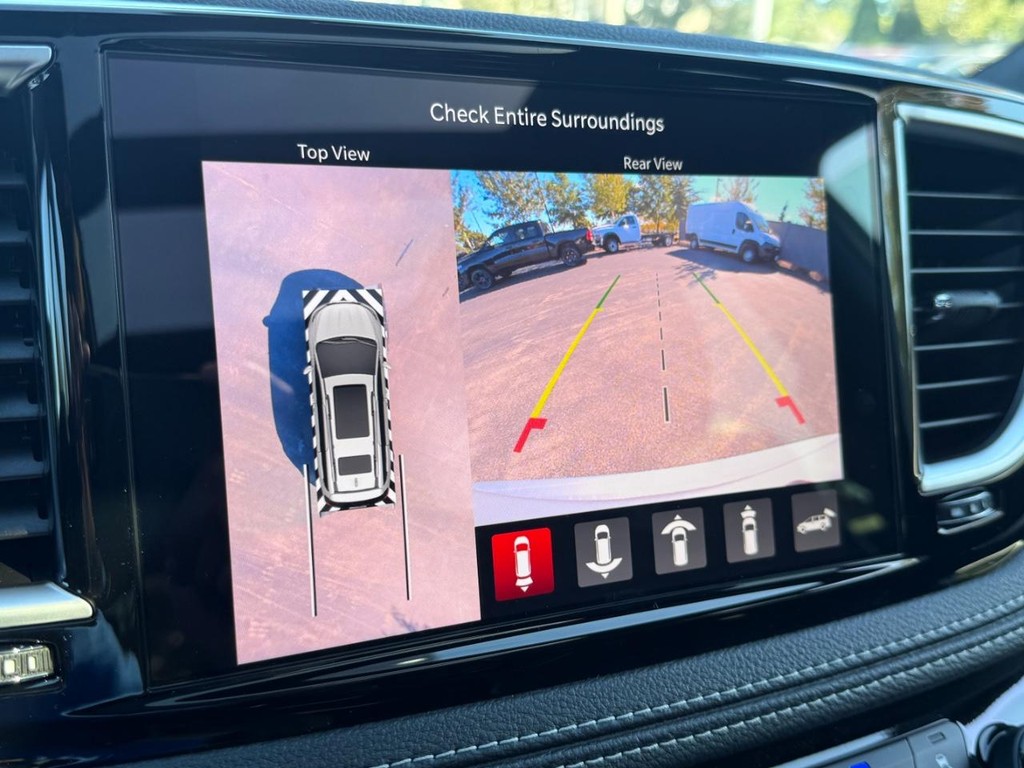 Chrysler Pacifica Vehicle Full-screen Gallery Image 19