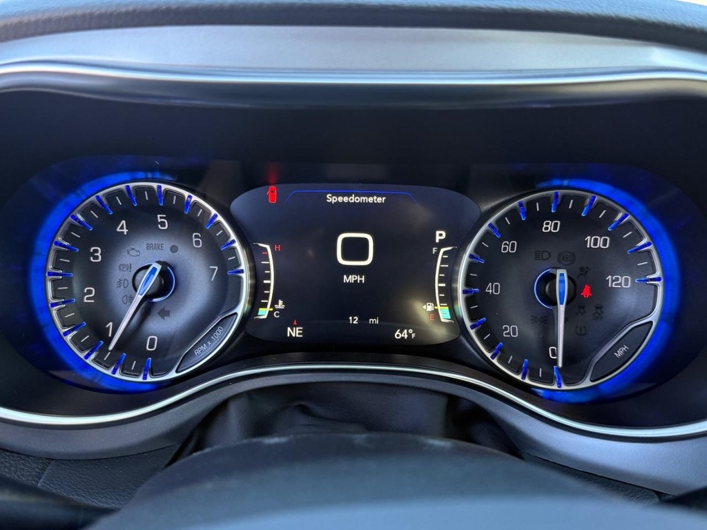 Chrysler Pacifica Vehicle Full-screen Gallery Image 21