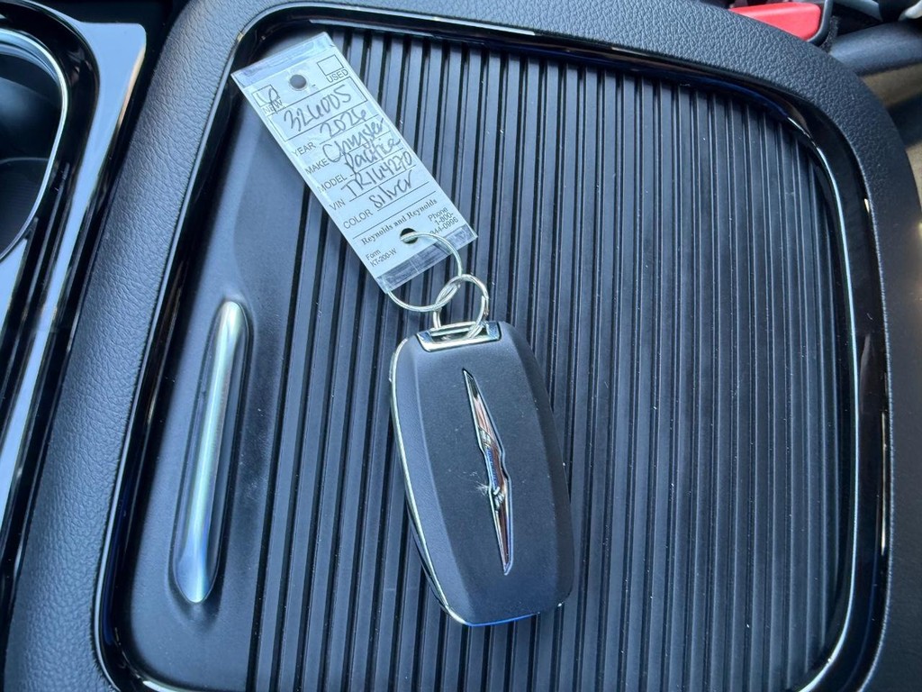 Chrysler Pacifica Vehicle Full-screen Gallery Image 22