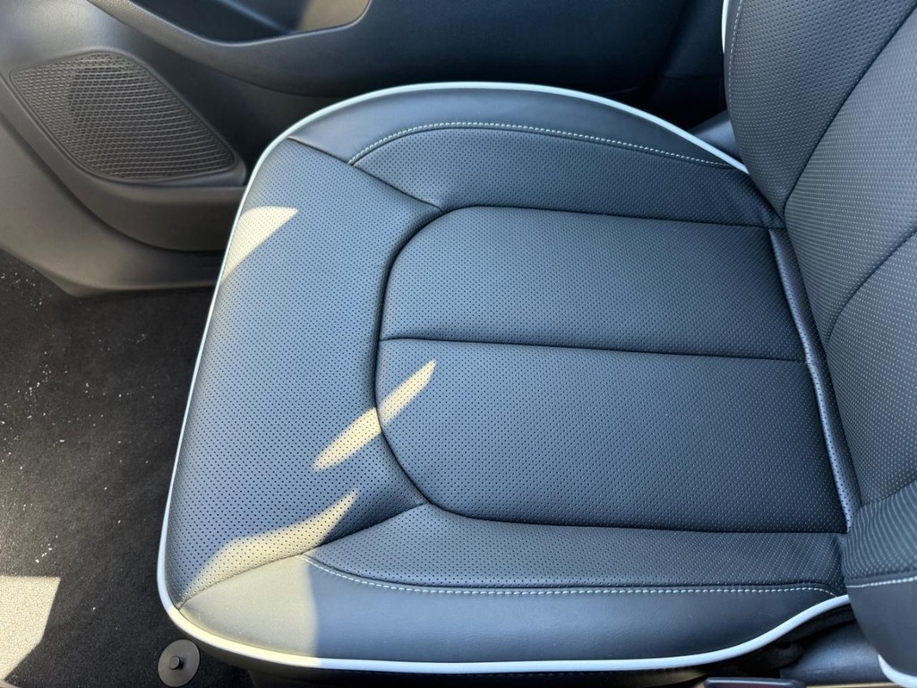 Chrysler Pacifica Vehicle Full-screen Gallery Image 23