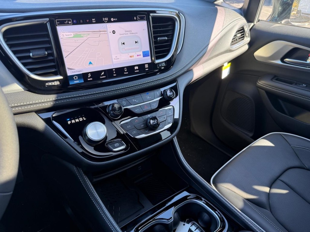 Chrysler Pacifica Vehicle Full-screen Gallery Image 24