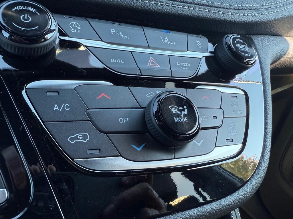 Chrysler Pacifica Vehicle Full-screen Gallery Image 26