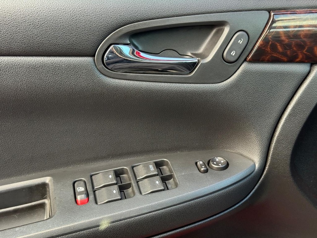 Chevrolet Impala Vehicle Full-screen Gallery Image 22