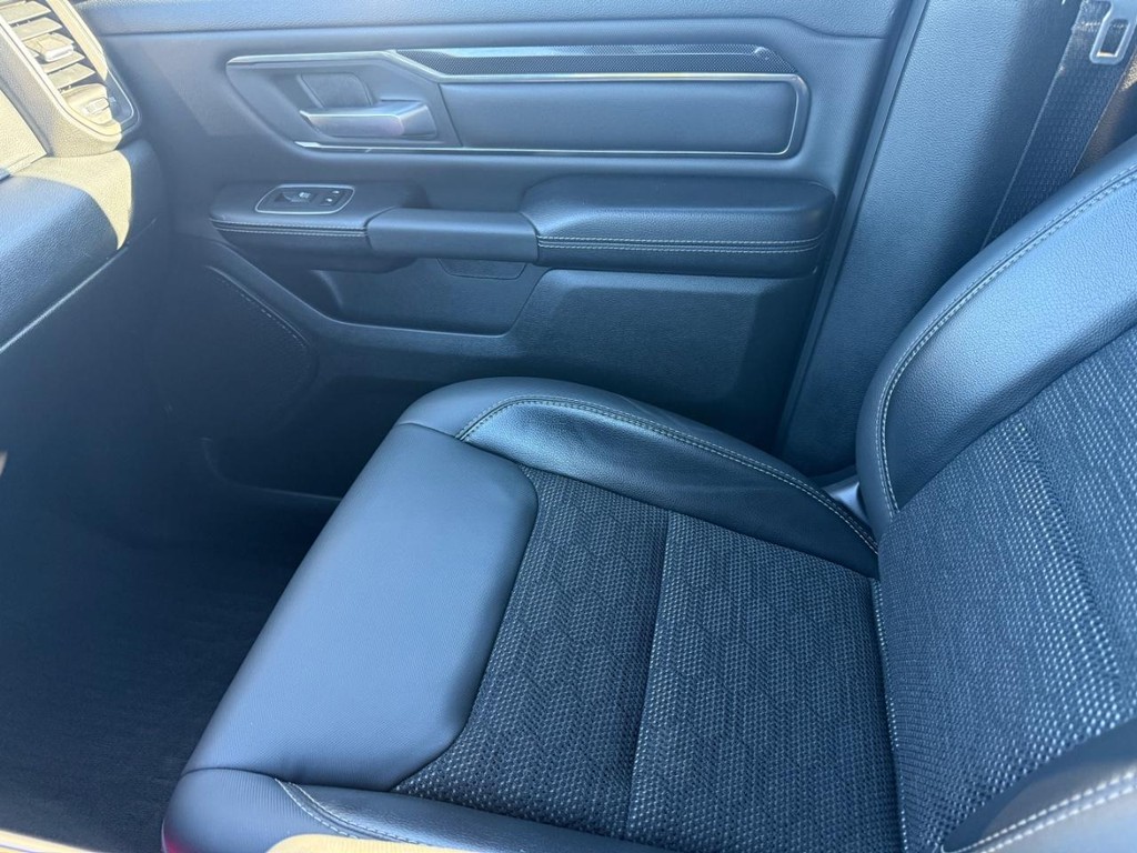 Ram 1500 Vehicle Full-screen Gallery Image 21