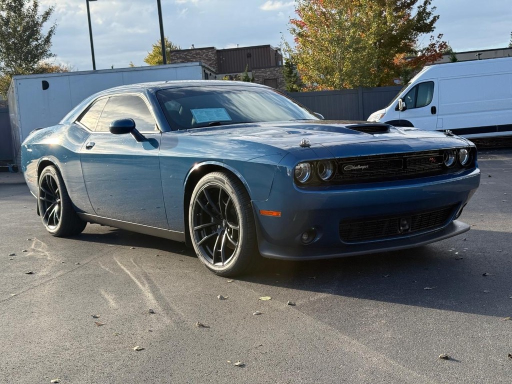 Dodge Challenger Vehicle Full-screen Gallery Image 02