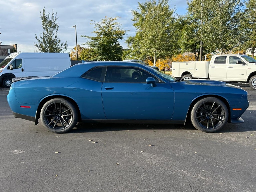 Dodge Challenger Vehicle Full-screen Gallery Image 03