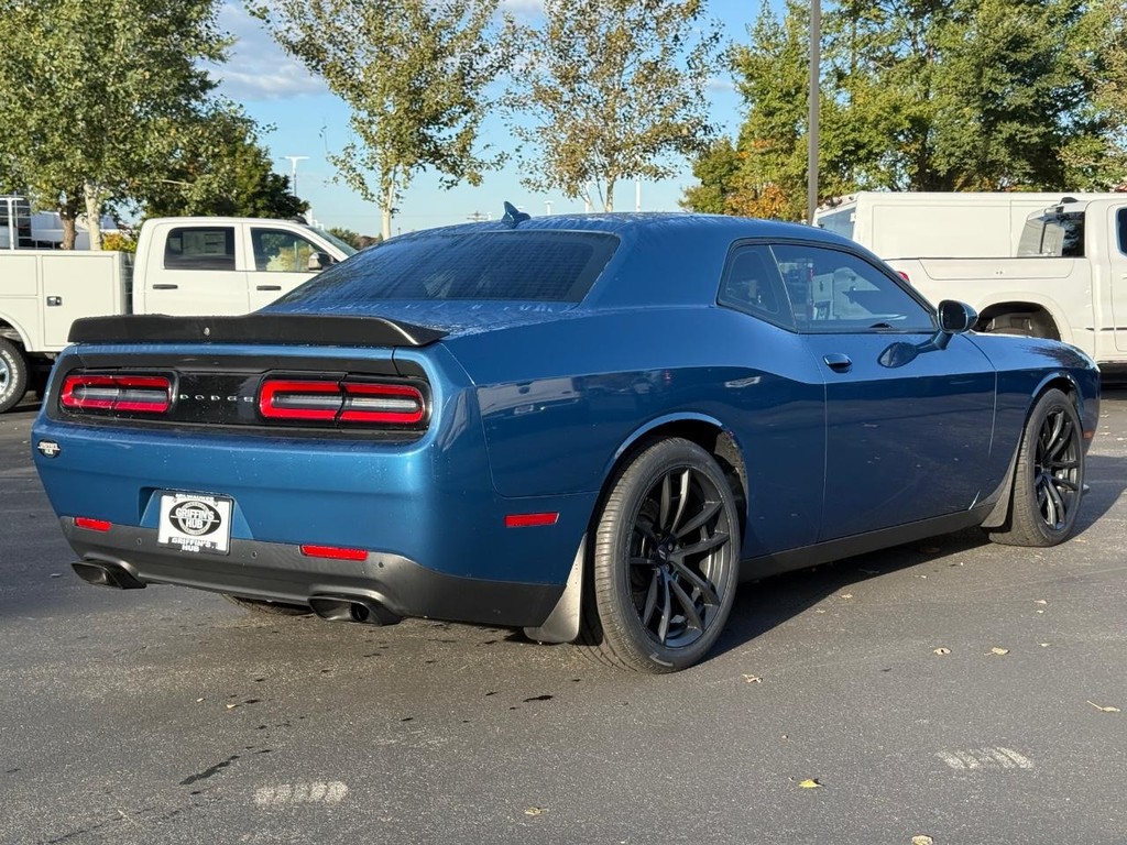 Dodge Challenger Vehicle Full-screen Gallery Image 04