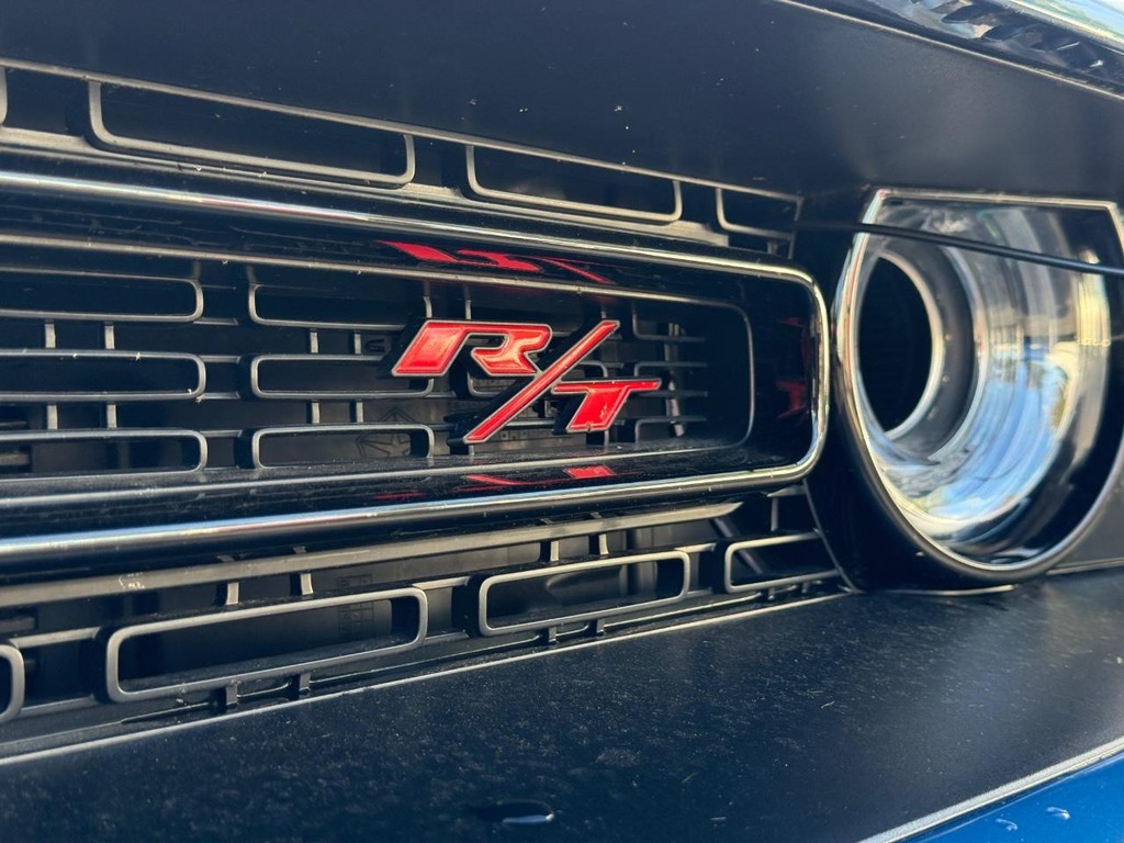 Dodge Challenger Vehicle Full-screen Gallery Image 11