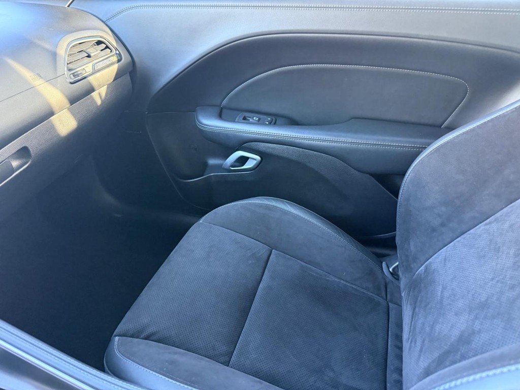 Dodge Challenger Vehicle Full-screen Gallery Image 22