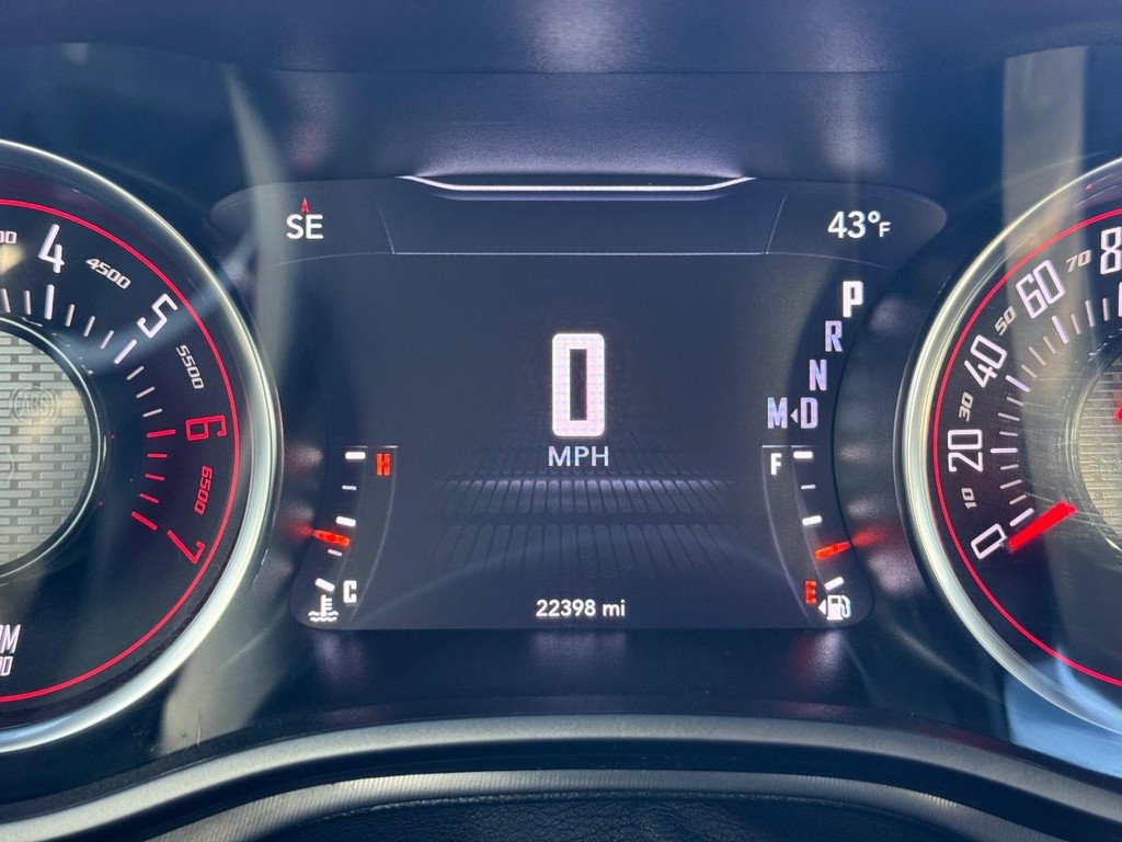 Dodge Challenger Vehicle Full-screen Gallery Image 23