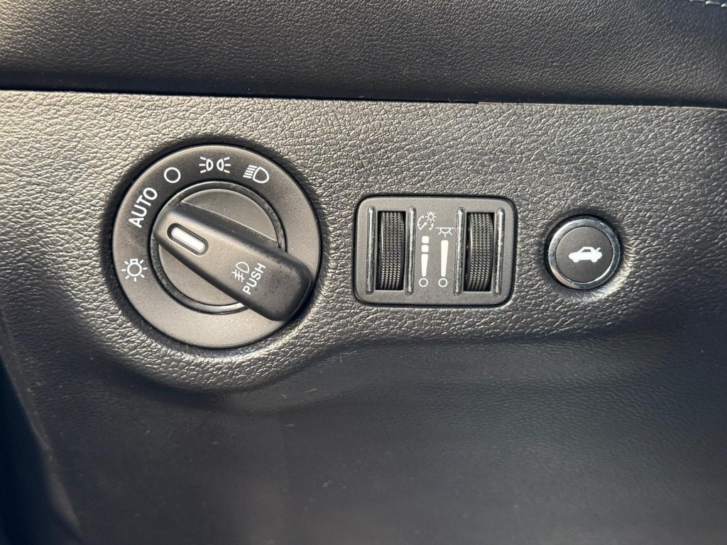 Dodge Challenger Vehicle Full-screen Gallery Image 24