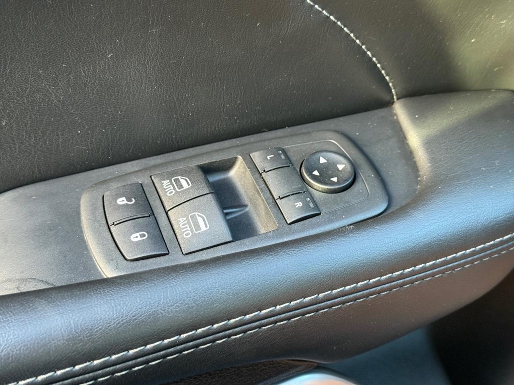 Dodge Challenger Vehicle Full-screen Gallery Image 25