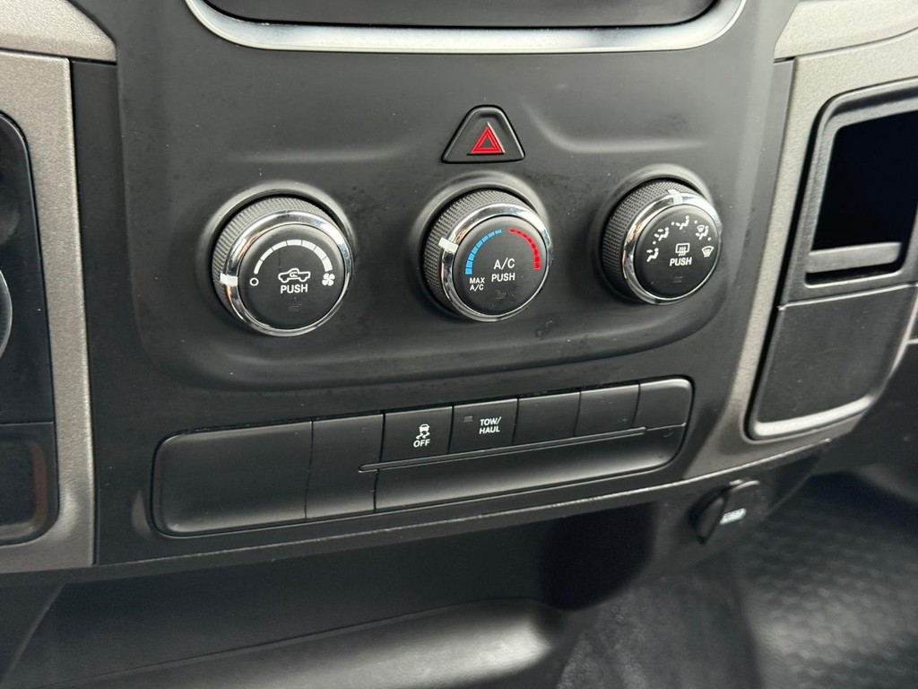 Ram 1500 Classic Vehicle Full-screen Gallery Image 18