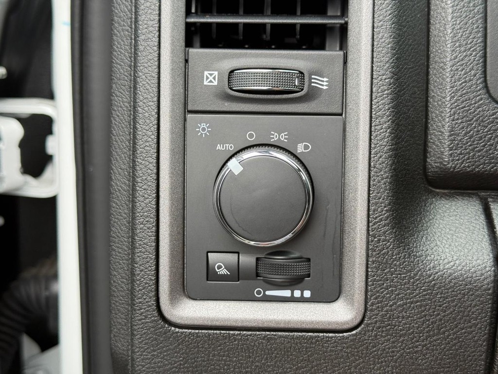 Ram 1500 Classic Vehicle Full-screen Gallery Image 23