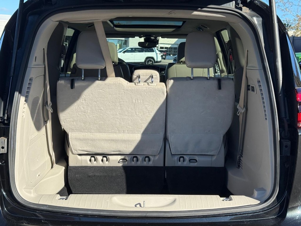 Chrysler Pacifica Vehicle Full-screen Gallery Image 07