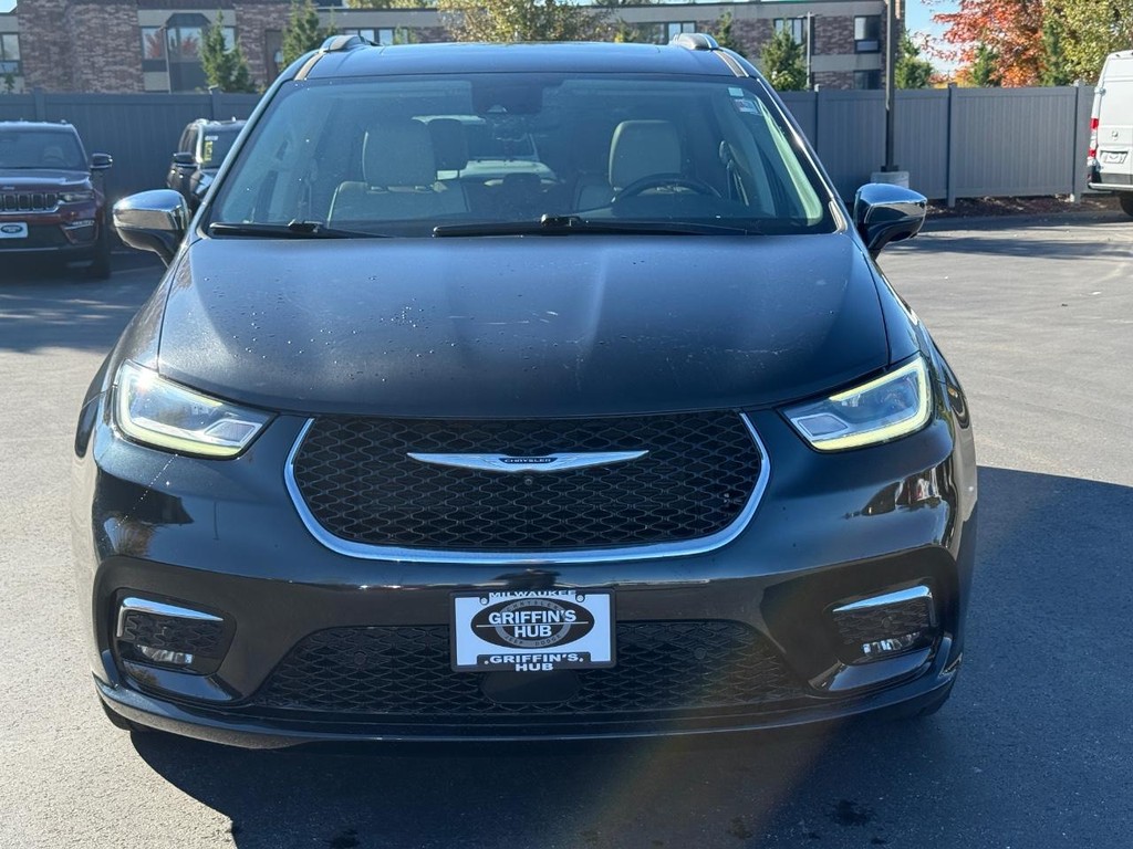 Chrysler Pacifica Vehicle Full-screen Gallery Image 10