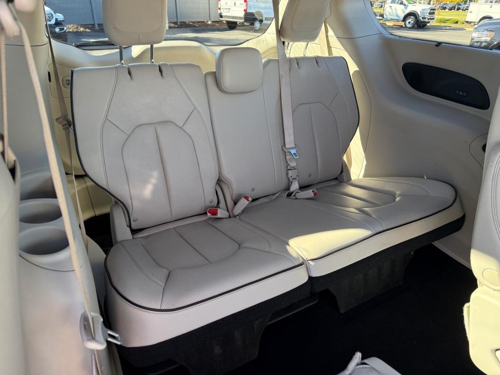 Chrysler Pacifica Vehicle Full-screen Gallery Image 11