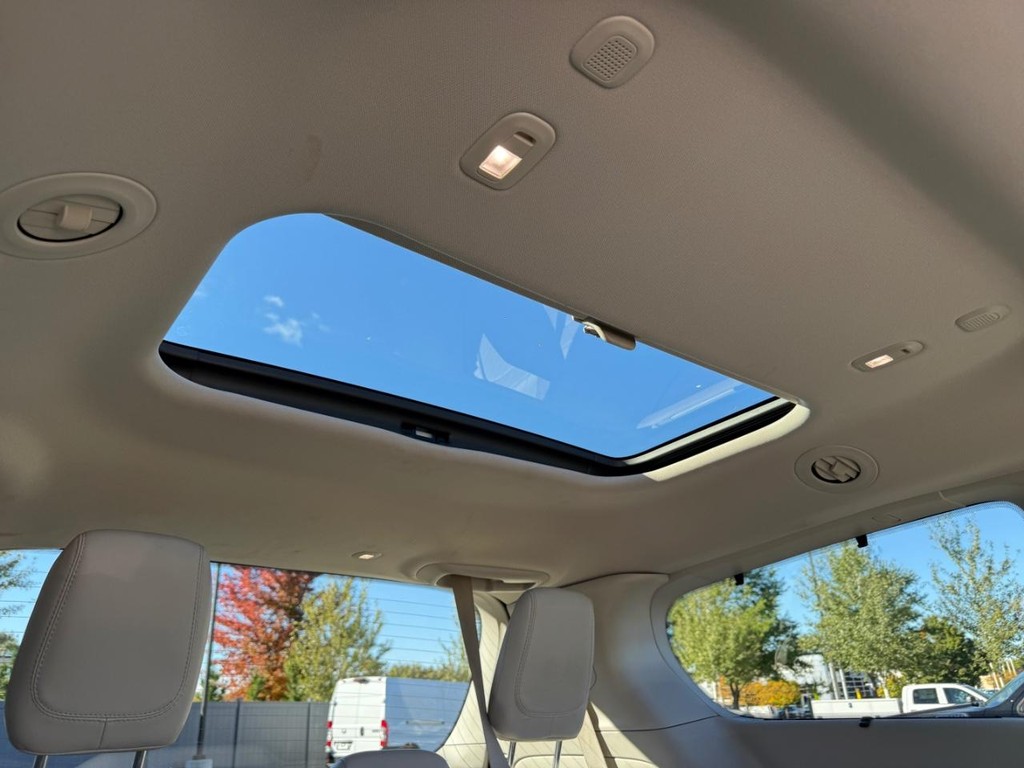 Chrysler Pacifica Vehicle Full-screen Gallery Image 12