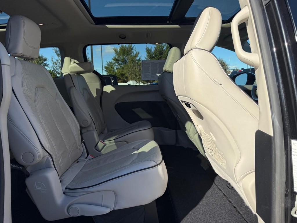 Chrysler Pacifica Vehicle Full-screen Gallery Image 13