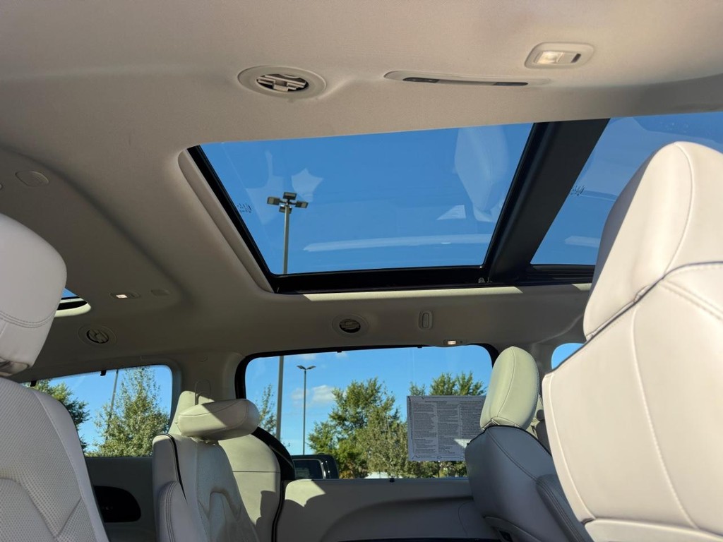 Chrysler Pacifica Vehicle Full-screen Gallery Image 14