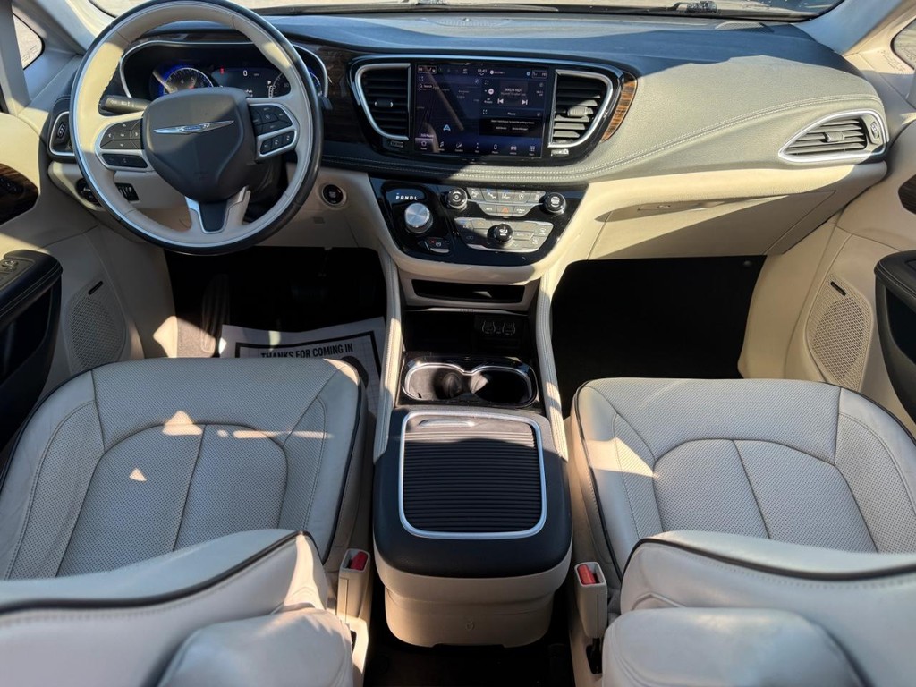 Chrysler Pacifica Vehicle Full-screen Gallery Image 15
