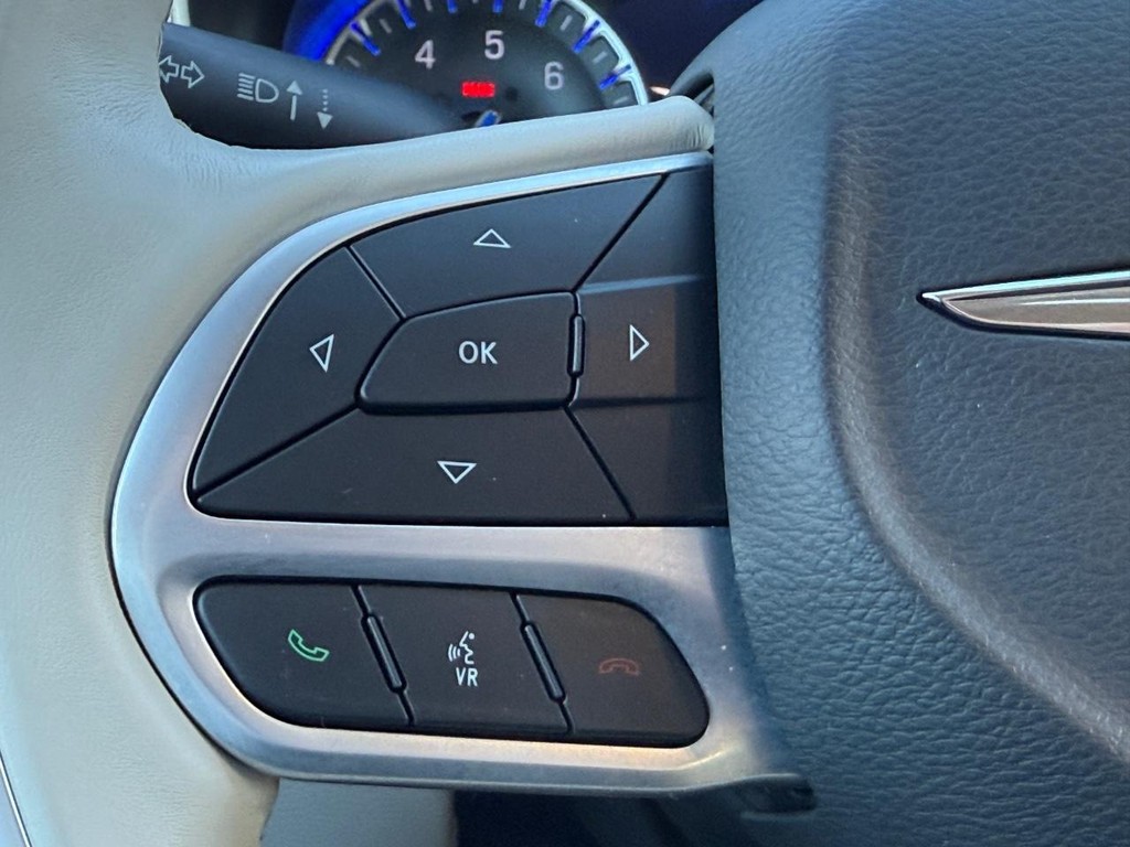 Chrysler Pacifica Vehicle Full-screen Gallery Image 17