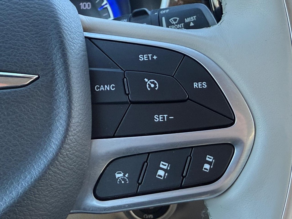 Chrysler Pacifica Vehicle Full-screen Gallery Image 18