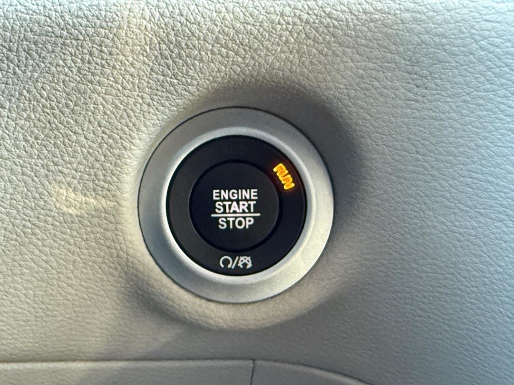 Chrysler Pacifica Vehicle Full-screen Gallery Image 19