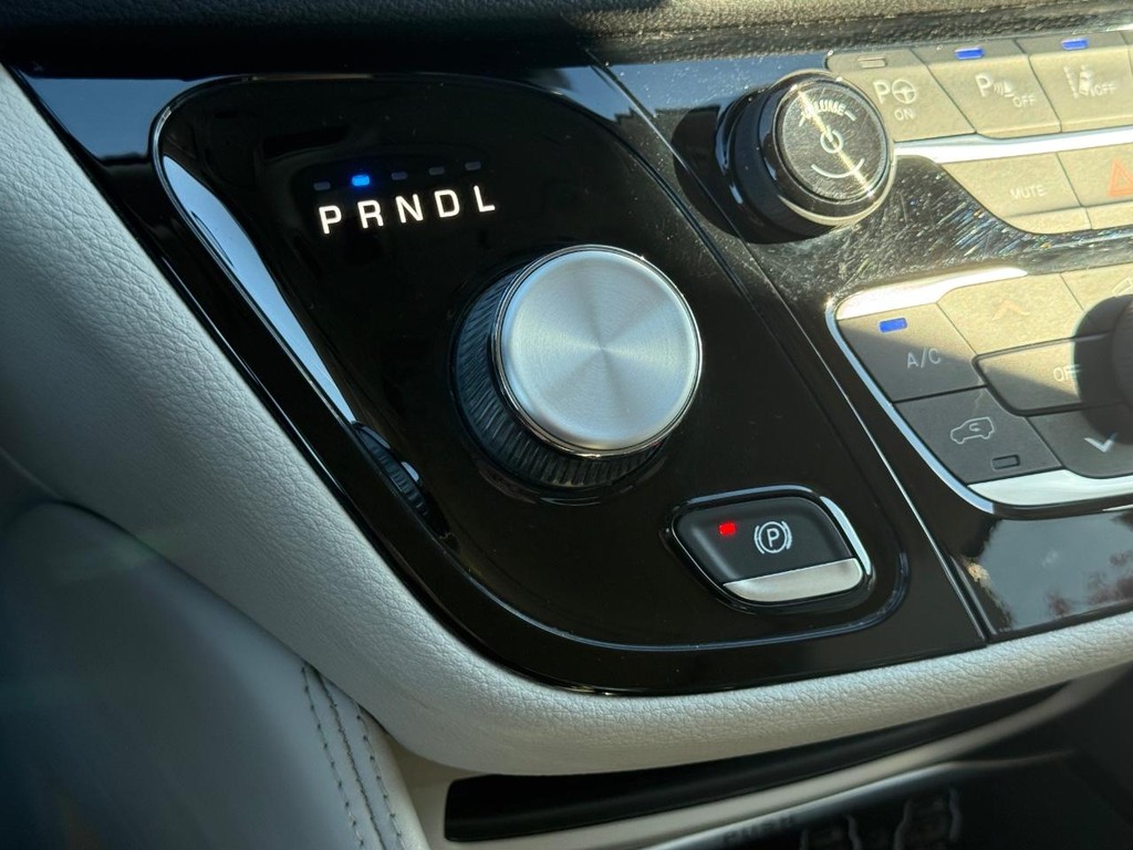 Chrysler Pacifica Vehicle Full-screen Gallery Image 23