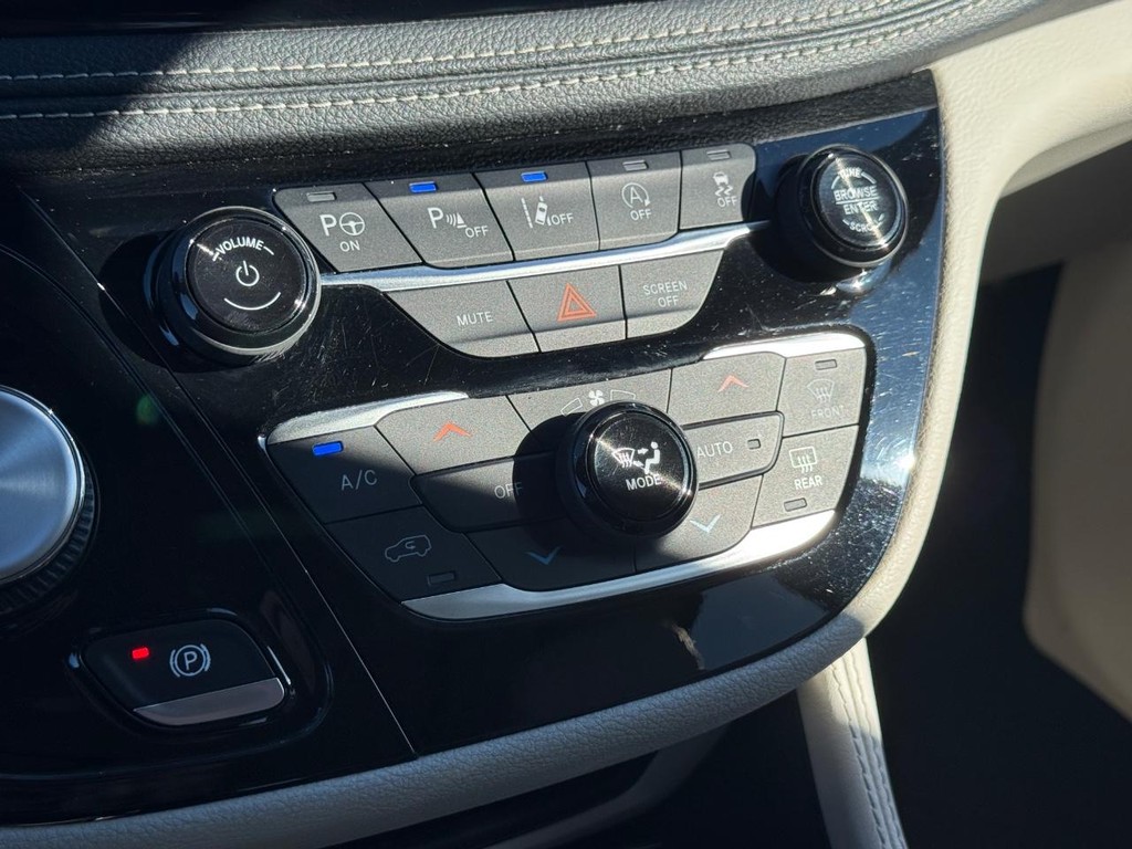 Chrysler Pacifica Vehicle Full-screen Gallery Image 24