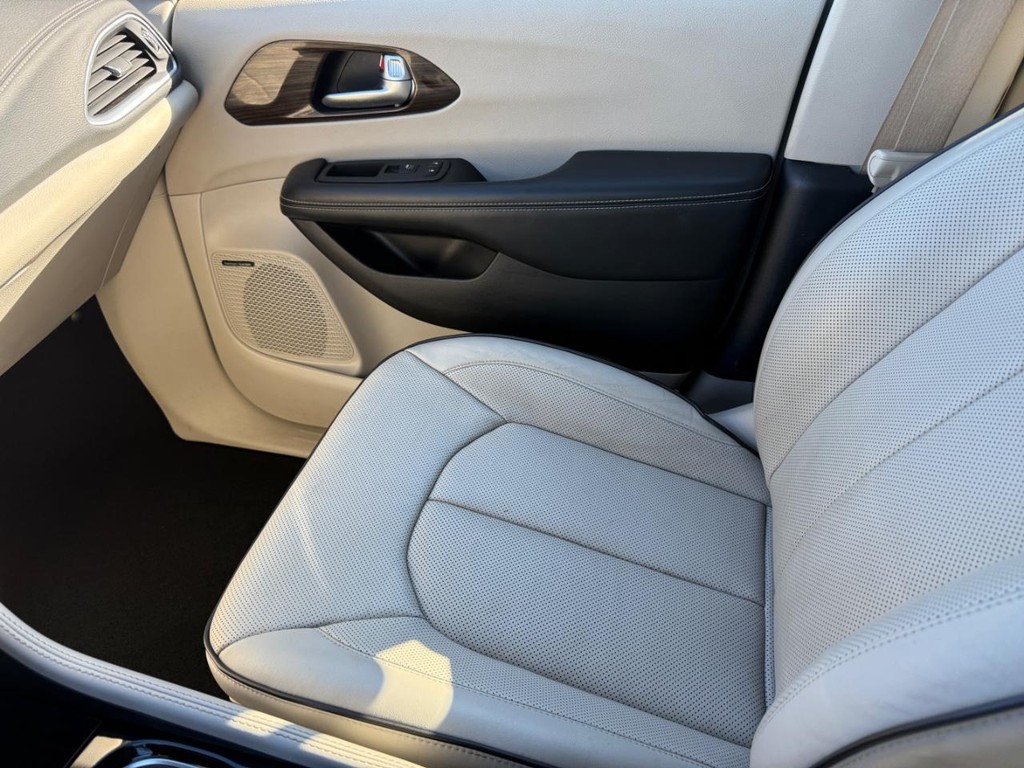 Chrysler Pacifica Vehicle Full-screen Gallery Image 25