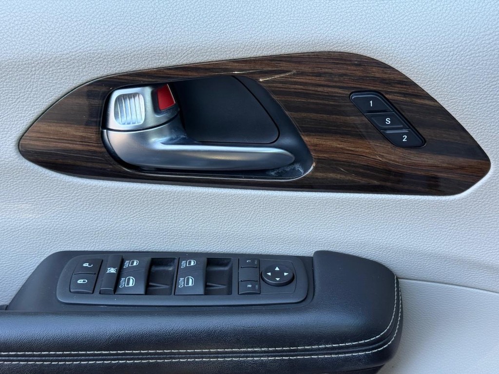 Chrysler Pacifica Vehicle Full-screen Gallery Image 28