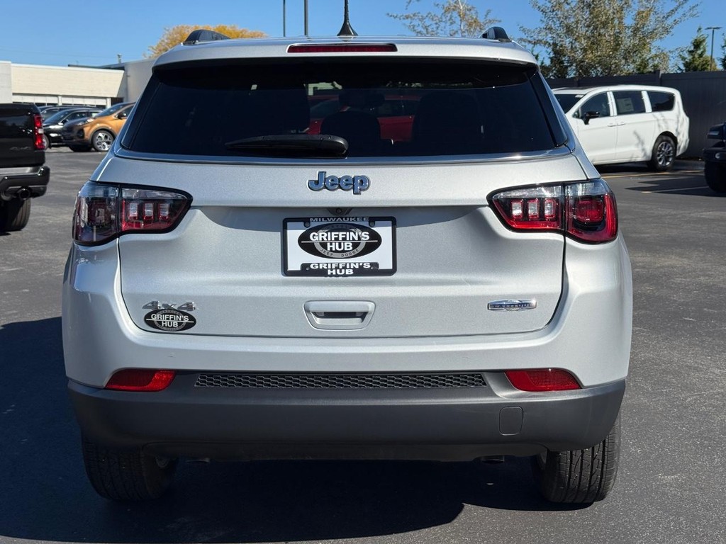 Jeep Compass Vehicle Full-screen Gallery Image 05