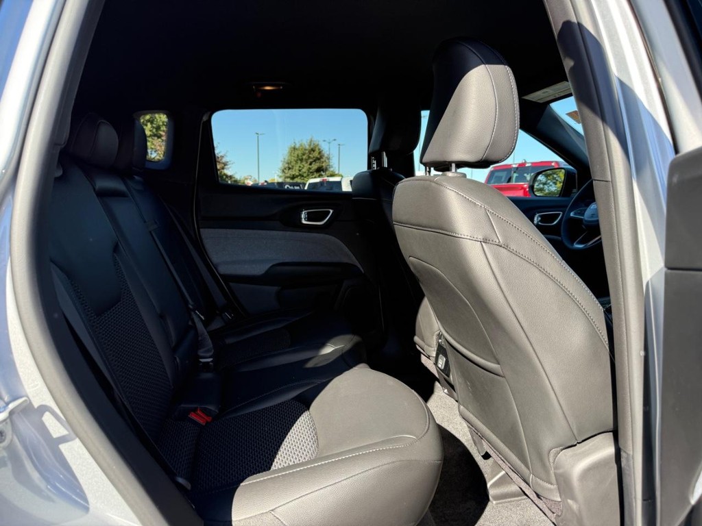 Jeep Compass Vehicle Full-screen Gallery Image 11