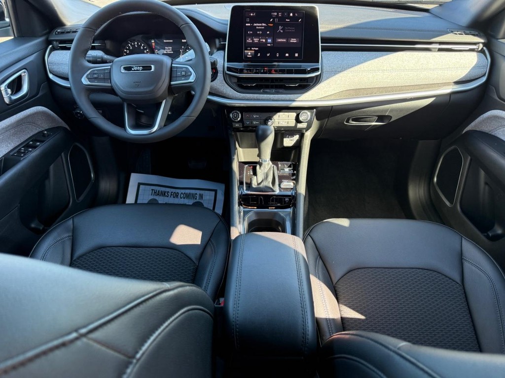 Jeep Compass Vehicle Full-screen Gallery Image 12