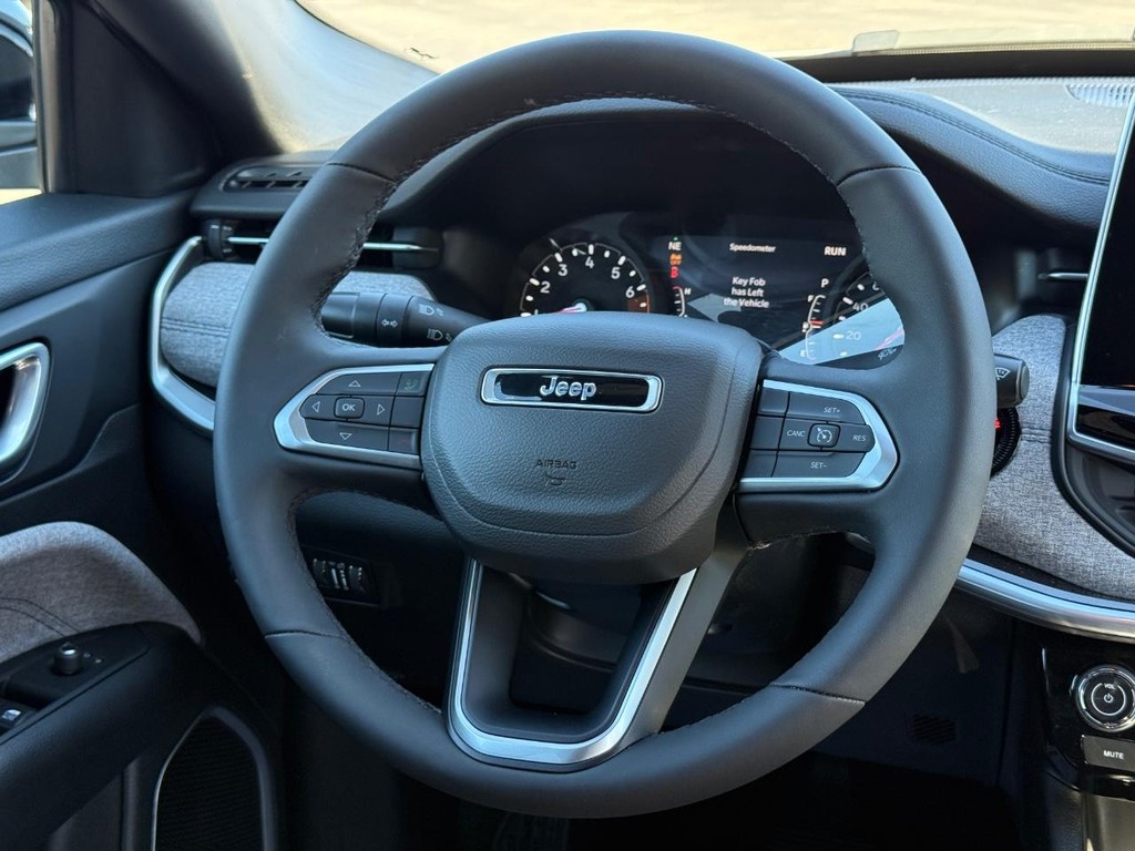 Jeep Compass Vehicle Full-screen Gallery Image 13